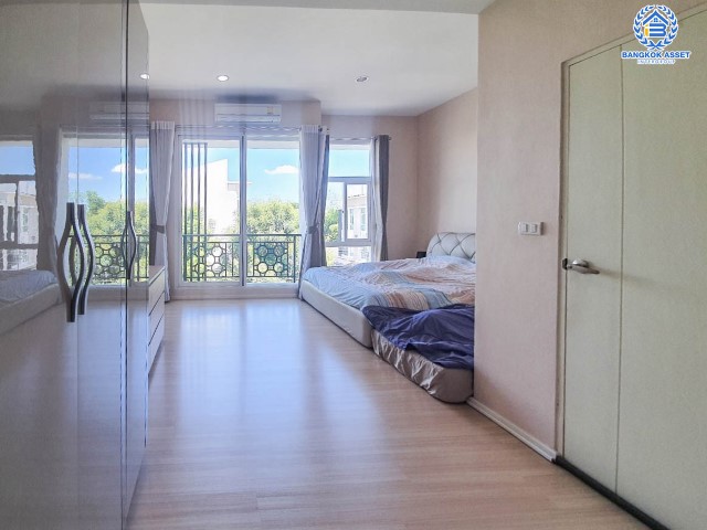 ******ทาวน์โฮมมือสอง ม.บ้านกลางเมือง พระราม9 บ้านสไตล์คนเมือง 3 ชั้น ภายในสวยมาก สภาพเทียบเท่ามือ1 มีบิ้วท์อินเค้าท์เตอร์ครัวให้แล้ว เนื้อที่ 18.5 ตร.ว. ห้องนอน 3 ห้องน้ำ 2 ที่จอดรถ แถมแอร์ 4 เครื่อง และเครื่องทำน้ำอุ่น 2 เครื่อง บนทำเลติดถนนใหญ่ ที่เชื่อมต่อถนน ถ.กาญจนาภิเษก วงแหวนกาญจนาภิเษก ใกล้ทางด่วนพระราม 9-มอเตอร์เวย์ และ แอร์พอร์ตลิ้งค์ สถานีหัวหมาก